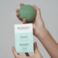 KSurgery Smooth Konjac Sponge natuurlijke reinigingsspons, sfeerfoto met hand