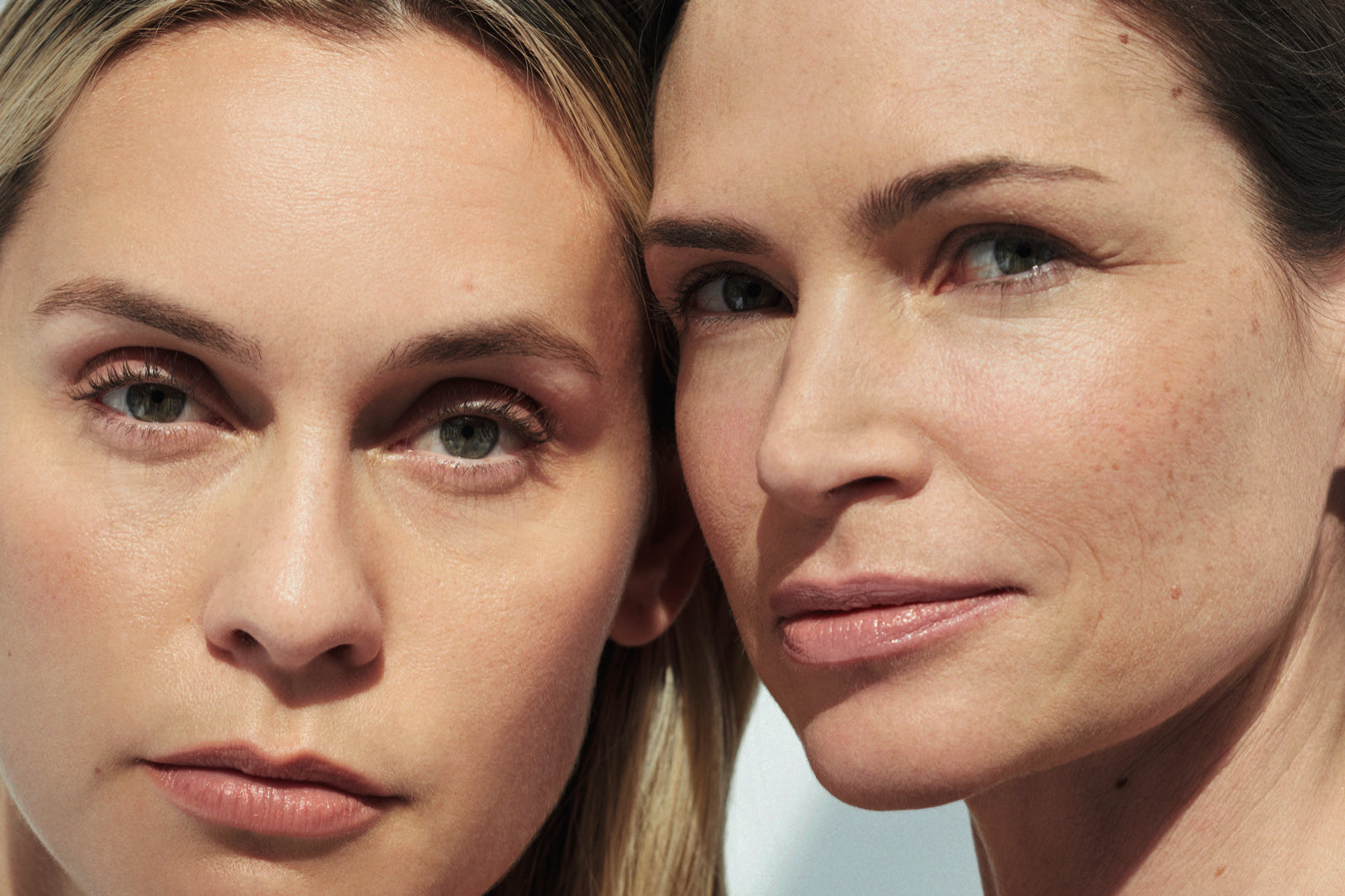 Twee modellen in een close-up van hun huid