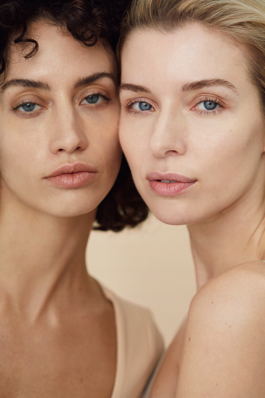 Twee modellen met natuurlijke huid
